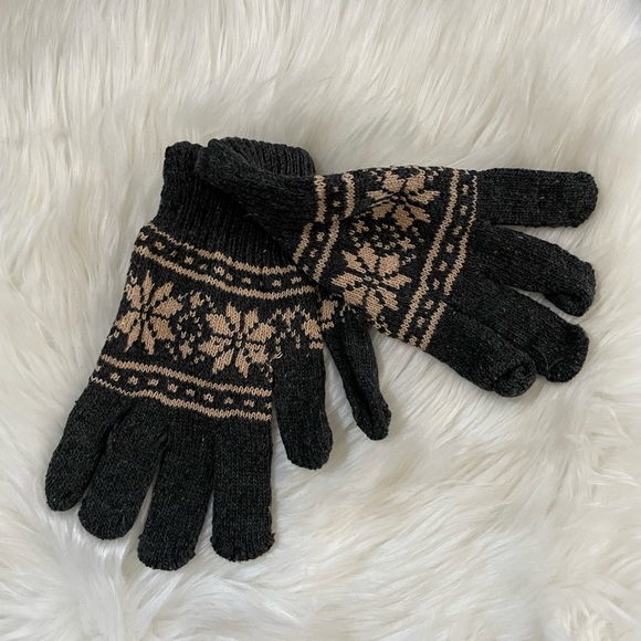 Gray & Beige Snowflake Gloves NWT - Picture 2 of 3